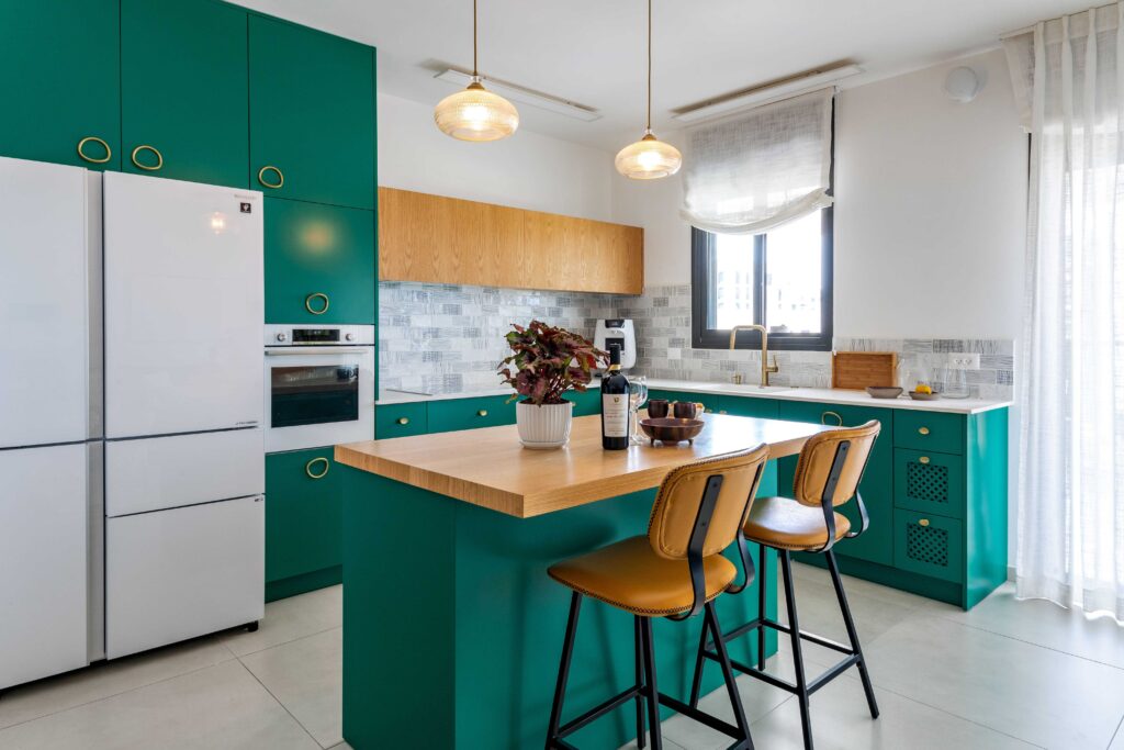 מטבח תאורה דולקת מבט לחלון